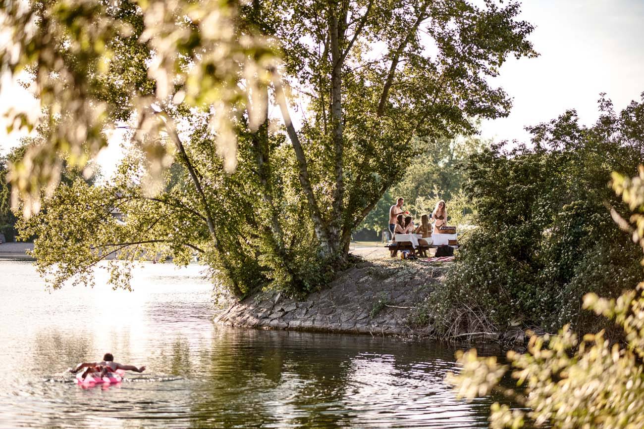 Lac Gifiz avec vue sur une table de pique-nique et des gens