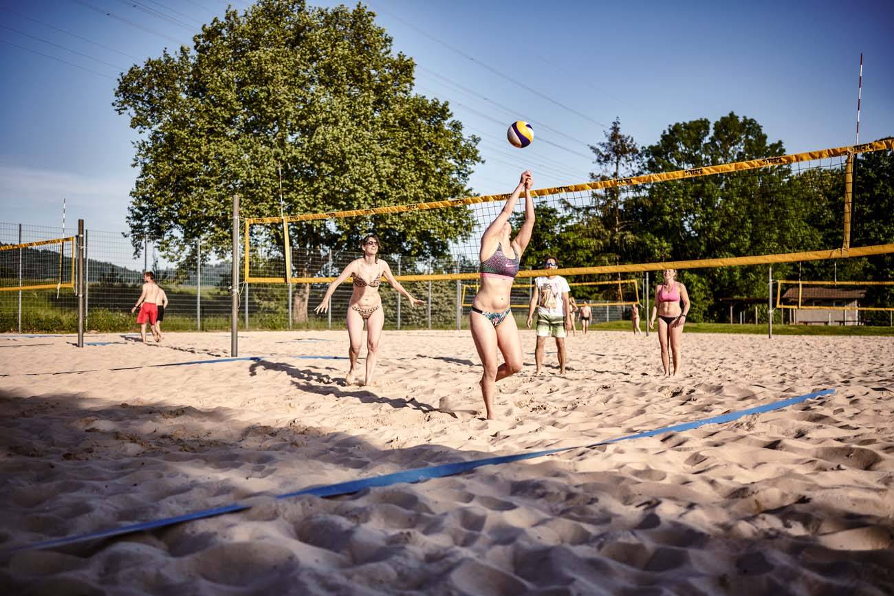Leute spielen Volleyball im Strandbad