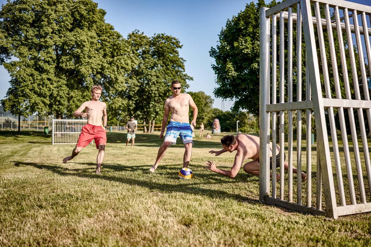 Leute spielen Fußball im Strandbad