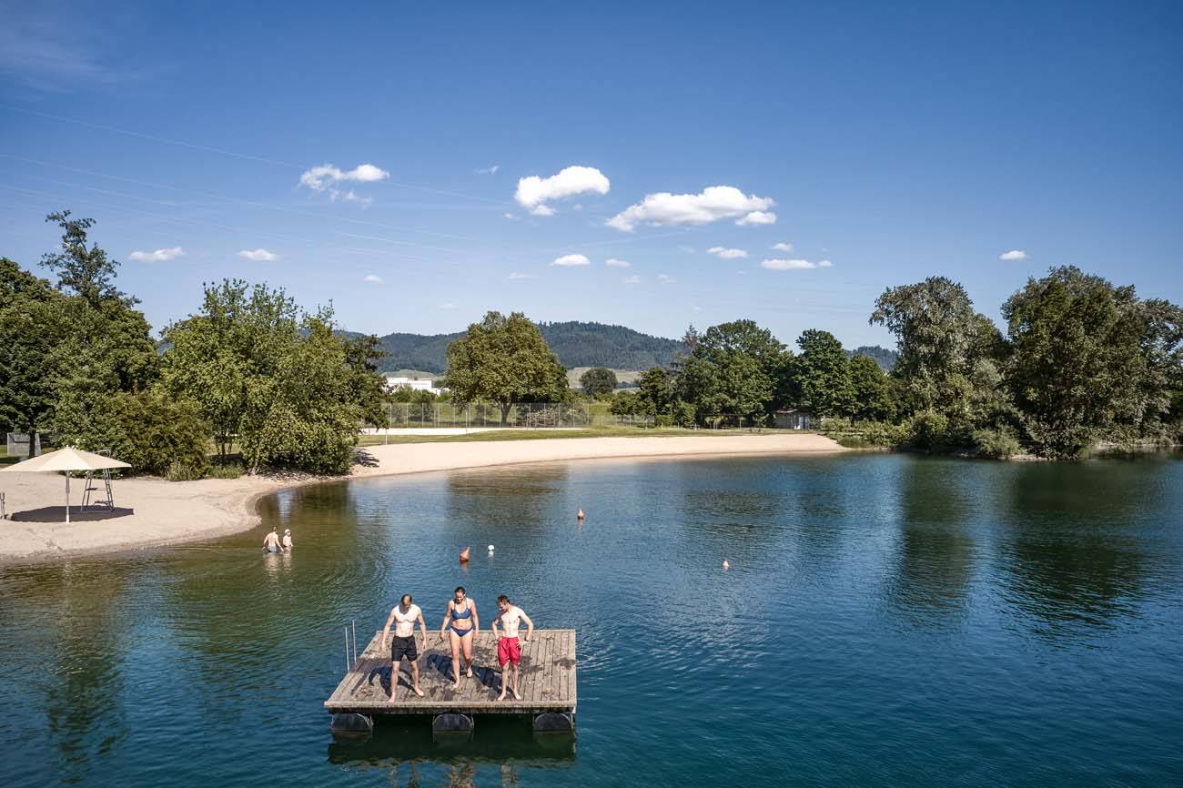 Leute auf Holzinsel im Wasser