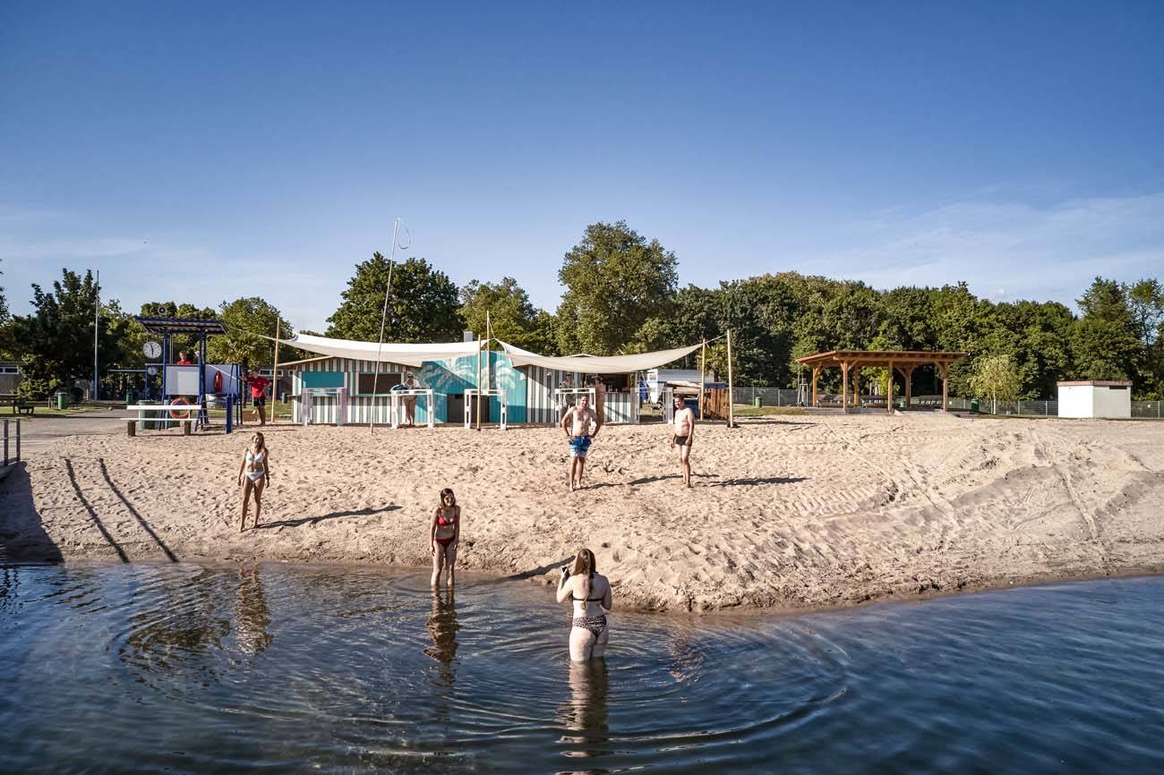 Leute im Wasser und am Strand