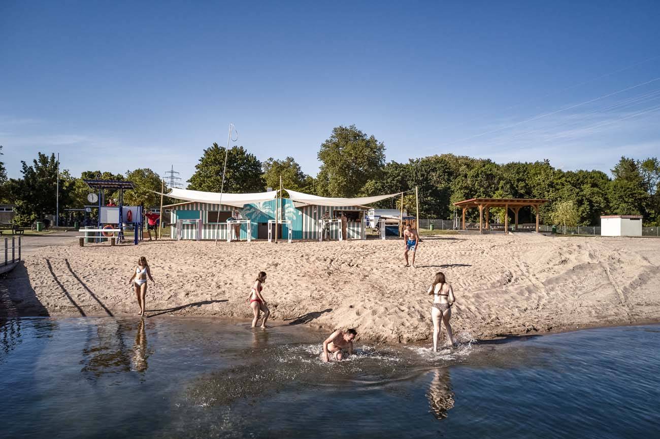 Leute im Wasser und am Strand